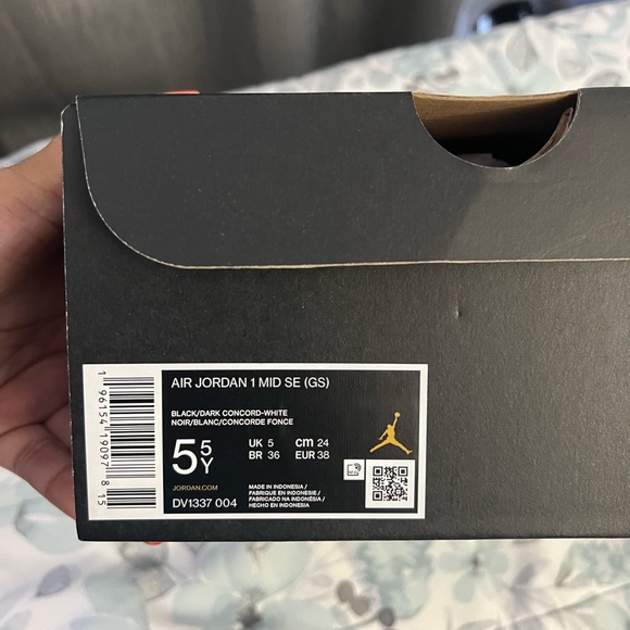 Brand New Air Jordan 1 Mid SE (GS) - Picture 4 of 4